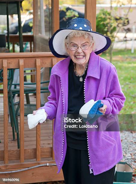 Senior Frau Spielt Cornhole Stockfoto und mehr Bilder von Sackloch - Sackloch, Freizeitspiel, Alter Erwachsener