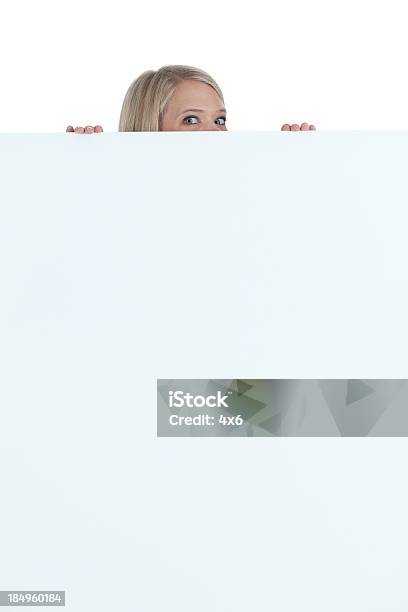 Frau Spähen Hinter Aus Transparent Stockfoto und mehr Bilder von Attraktive Frau - Attraktive Frau, Blick in die Kamera, Blondes Haar