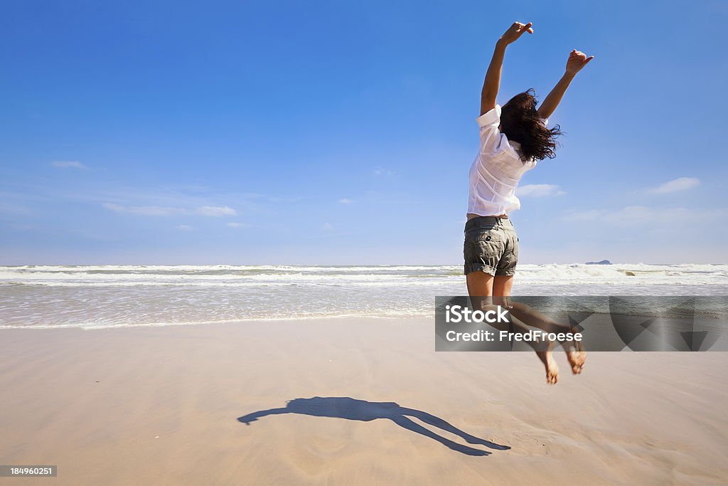 Mujer en la playa - Foto de stock de Saltar - Actividad física libre de derechos