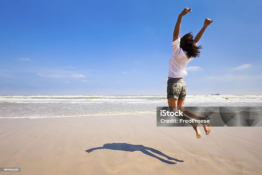 Mulher na praia - Royalty-free Saltar Foto de stock