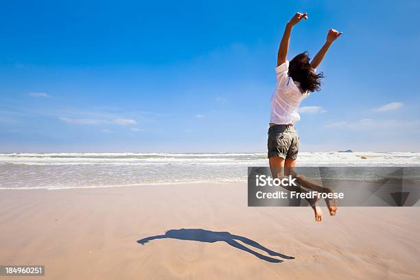 Mulher Na Praia - Fotografias de stock e mais imagens de Saltar - Saltar, Alegria, Mulheres