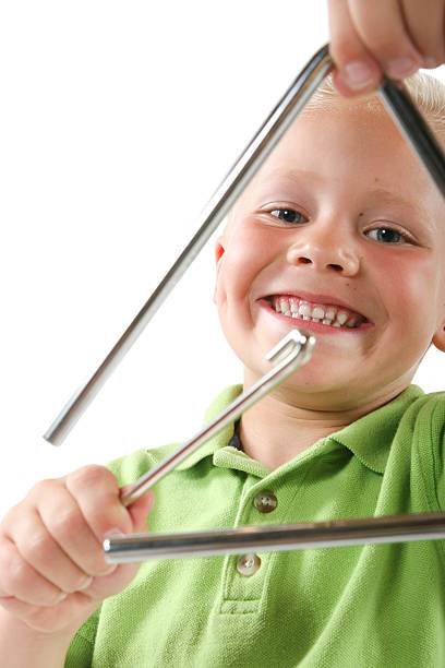 Niño tocando instrumentos musicales - foto de stock