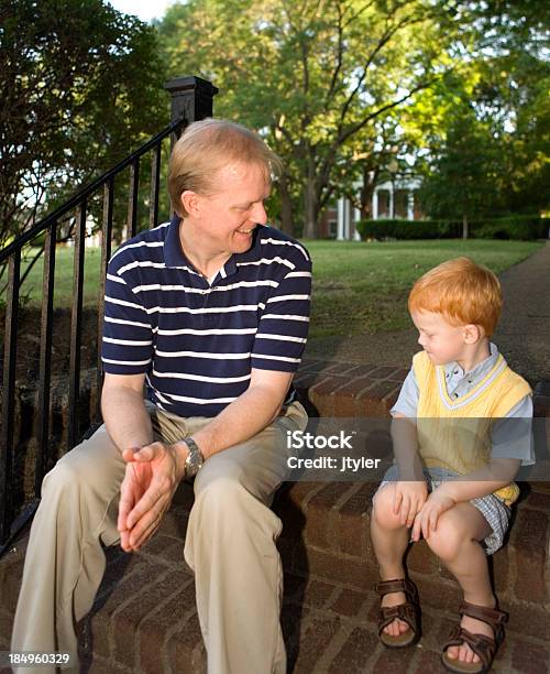 Photo libre de droit de Père Et Fils banque d'images et plus d'images libres de droit de Adulte - Adulte, Assis, Cadrage en pied