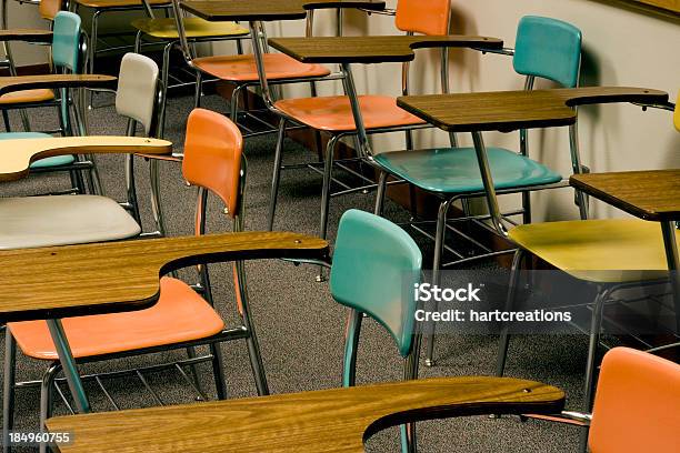 Sillas Con Montaje Tipo Aula Foto de stock y más banco de imágenes de Niño - Niño, Educación, Escritorio vacío