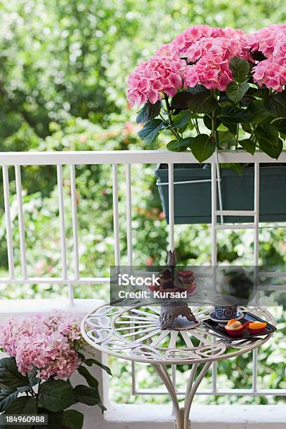 Kwiatowy Urządzone Balkon - zdjęcia stockowe i więcej obrazów Balkon - Balkon, Kwiat - Roślina, Stół
