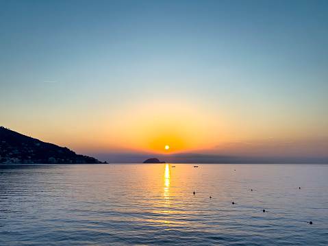Le soleil d'été se couche sur la côte italienne en Ligurie