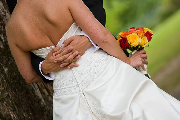 свадьба невеста, держа букет из роз & красивом платье - meteorology elegance outdoors loving стоковые фото и изображения