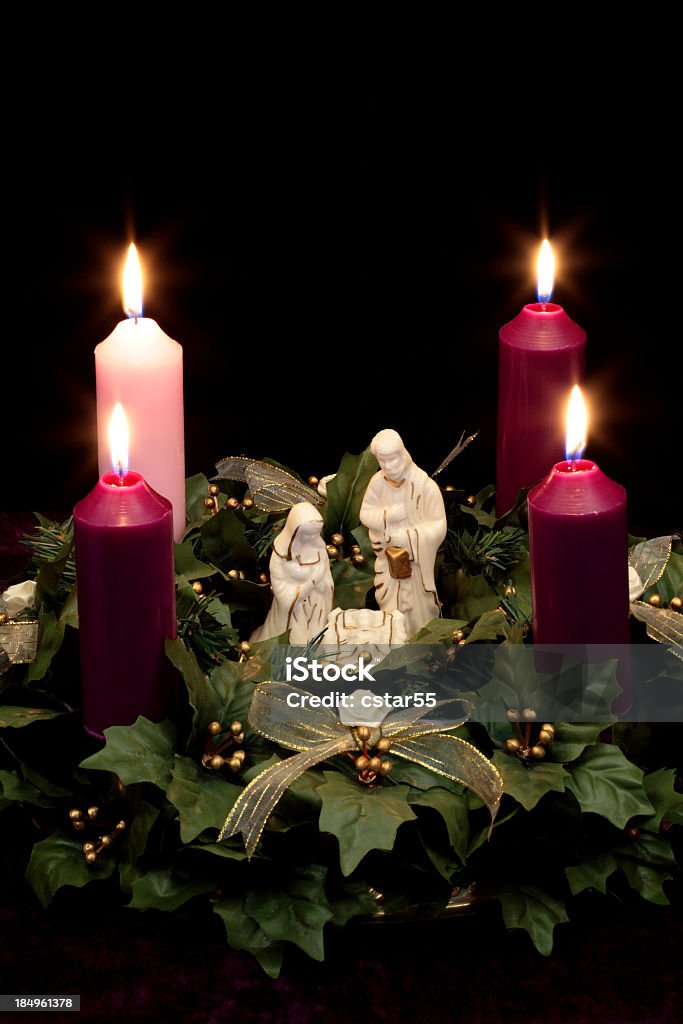 Religione: Corona di avvento Natale con Natività - Foto stock royalty-free di Avvento