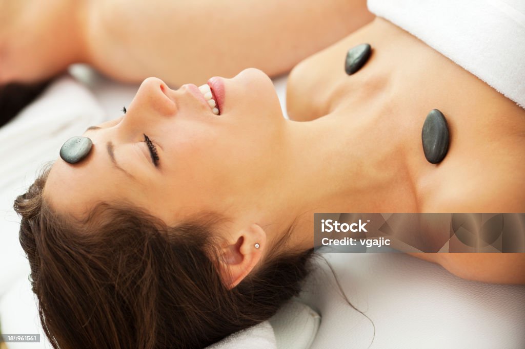 Donna con pietre calde Massaggio alla testa nel centro Spa - Foto stock royalty-free di Terapia LaStone