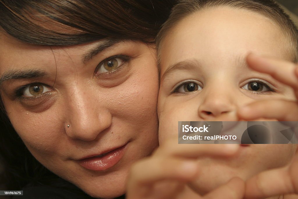 mommy e me - Foto stock royalty-free di Abbracciare una persona