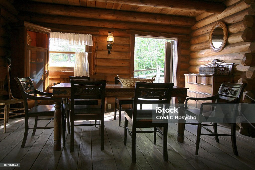 Sala de estar de la cabaña - Foto de stock de Cabaña de madera libre de derechos