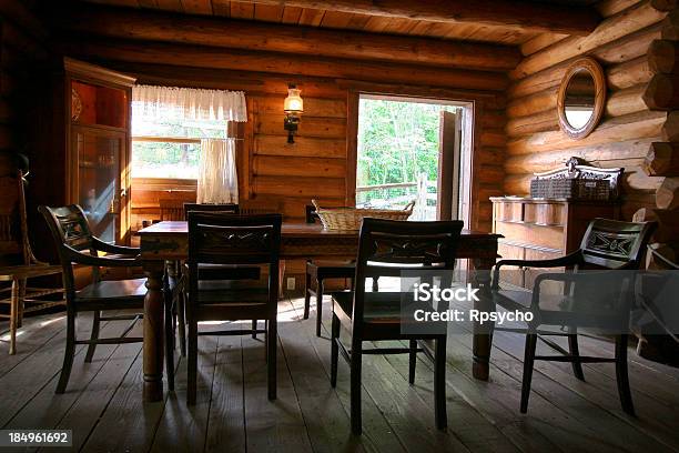 Photo libre de droit de Log Cabin Salon banque d'images et plus d'images libres de droit de Maison forestière - Maison forestière, Style rustique, Prendre son repas