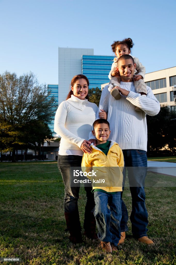 Ritratto di famiglia ispanica nel parco della città - Foto stock royalty-free di Etnia latino-americana