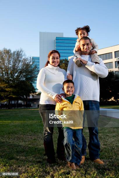 Ritratto Di Famiglia Ispanica Nel Parco Della Città - Fotografie stock e altre immagini di Etnia latino-americana