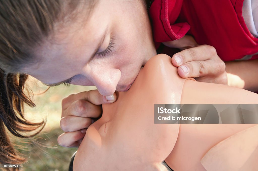 Pratiquant le baiser de la vie - Photo de Exercice de respiration libre de droits