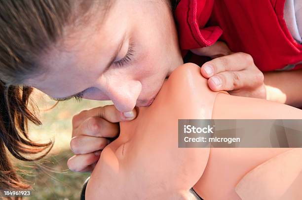Foto de Praticando Beijo Da Vida e mais fotos de stock de Exercício Respiratório - Exercício Respiratório, CPR, Resgate