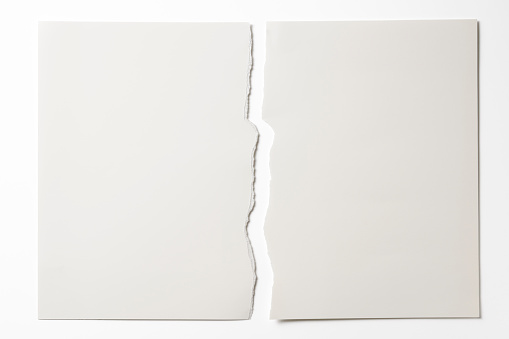 Aislado fotografía de rotura de papel blanco, sobre fondo blanco photo