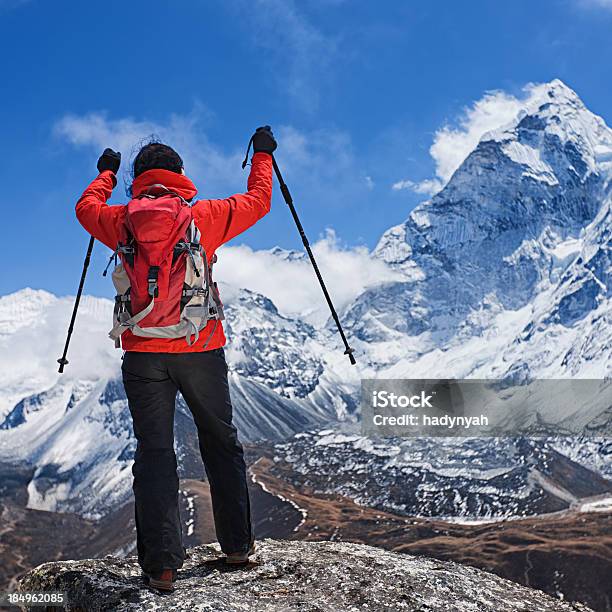 Foto de Mulher Olhando Ama Dablam O Mount Everest National Park Nepal e mais fotos de stock de 20-24 Anos