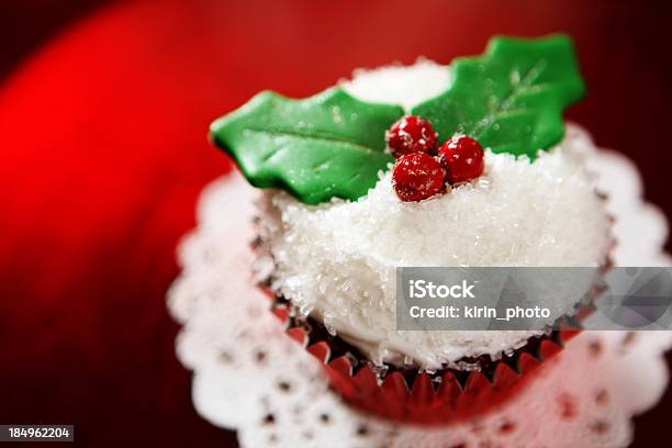 Cupcakes De Navidad Foto de stock y más banco de imágenes de Acebo - Acebo, Al horno, Celebración - Acontecimiento