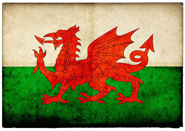 grunge bandeira do país de gales em jogo edged antigo cartão postal - welsh flag grunge dirty bad condition imagens e fotografias de stock