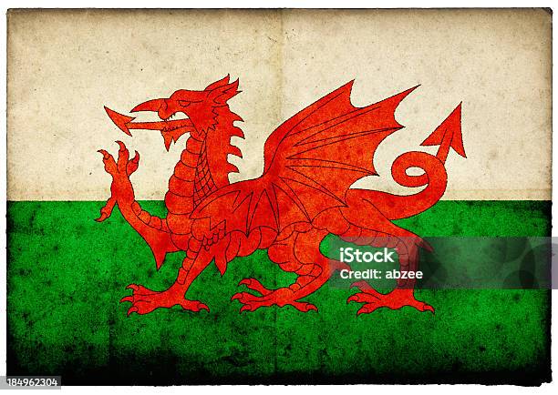 Гранж Уэльский Флаг На Грубый Краями Старая Почтовая Открытка — стоковые фотографии и другие картинки Абстрактный