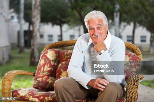 선임 남자가 야외에서 있는 소파 60-69세에 대한 스톡 사진 및 기타 이미지 - 60-69세, 65-69세, 건물 외관