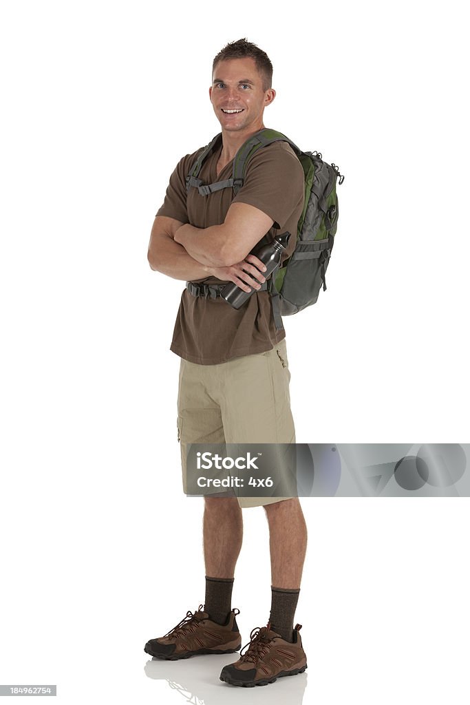 Retrato de un hombre con sus brazos cruzados para excursionistas - Foto de stock de Excursionismo libre de derechos