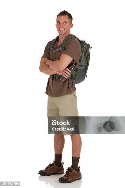 Retrato De Un Hombre Con Sus Brazos Cruzados Para Excursionistas Foto de stock y más banco de imágenes de Excursionismo