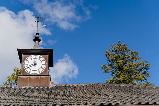 The clock on the blue tower shows 4:18