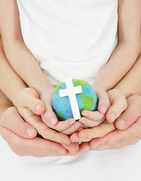world religión - family cross shape christianity praying fotografías e imágenes de stock