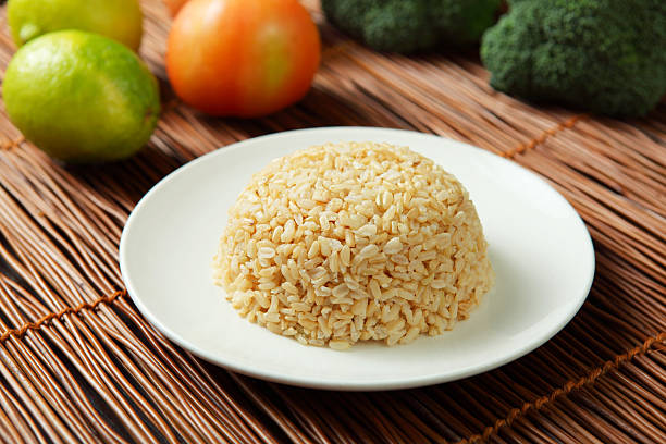 marrone riso al vapore - brown rice cooked rice steamed foto e immagini stock