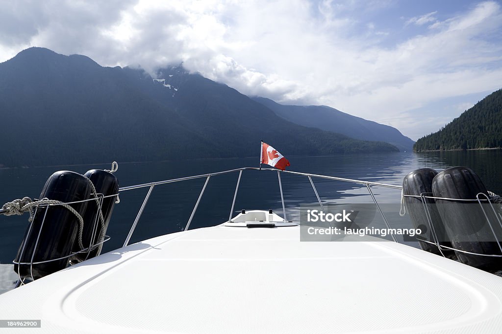 yacht embarcación de recreo proa lancha rápida - Foto de stock de Bandera canadiense libre de derechos
