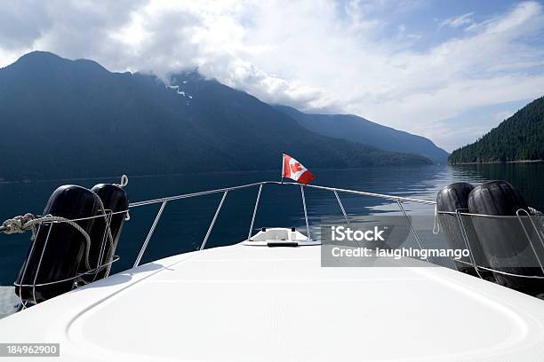Yacht Embarcación De Recreo Proa Lancha Rápida Foto de stock y más banco de imágenes de Bandera canadiense - Bandera canadiense, Columbia Británica, Actividades recreativas