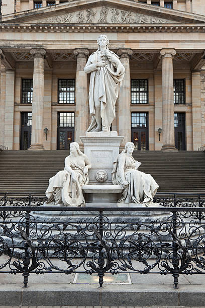 estatua de friedrich schiller - berlin germany gendarmenmarkt schauspielhaus germany fotografías e imágenes de stock