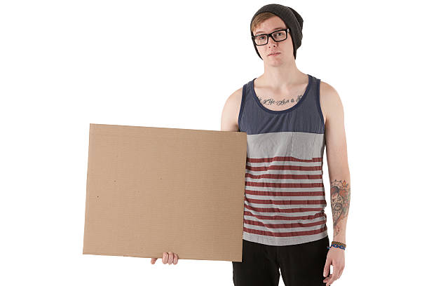 uomo che tiene un manifesto - cardboard sign foto e immagini stock