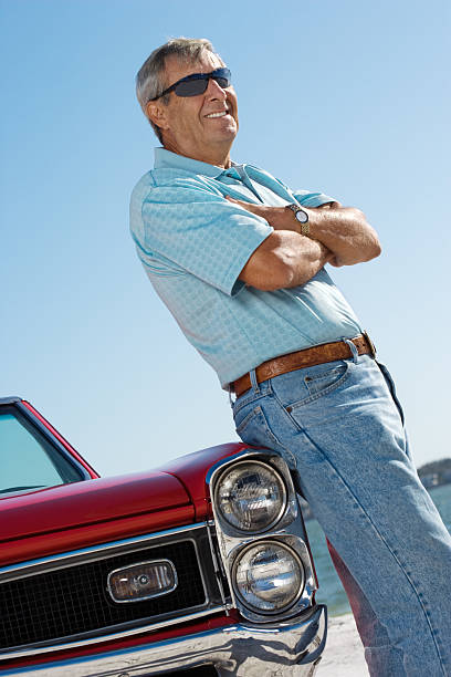 senior hombre con clásica convertible car - collectors car mature men transportation lifestyles fotografías e imágenes de stock