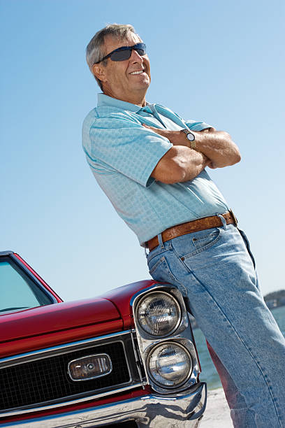 노인 남자 칸슐러 카폰에 변환가능 - collectors car mature men transportation lifestyles 뉴스 사진 이미지