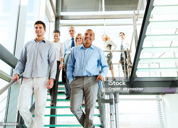 Grupo De Empresários Pessoas Na Escadaria - Fotografias de stock e mais imagens de Descer - Descer, Andar, Escadaria