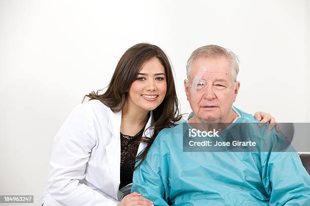 Doctora Con Un Paciente Senior Foto de stock y más banco de imágenes de Hombres - Hombres, Parche de ojo, 30-39 años
