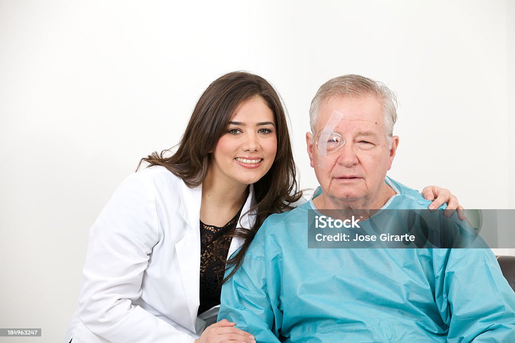 Femmina medico con il paziente anziano - Foto stock royalty-free di Benda sull'occhio