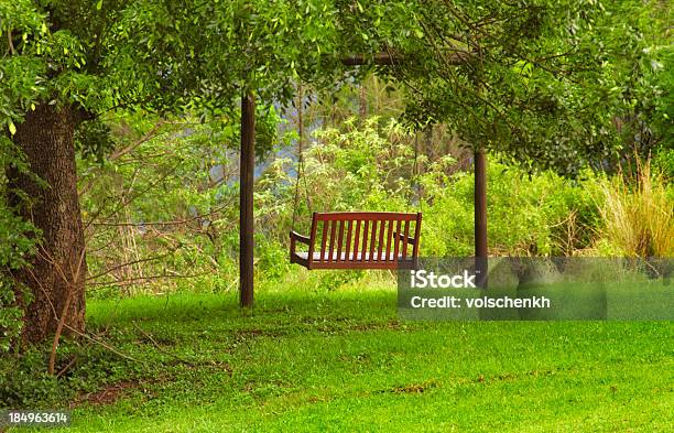 Banco Sob Uma Árvore - Fotografias de stock e mais imagens de Ao Ar Livre - Ao Ar Livre, Banco - Assento, Banco de Parque