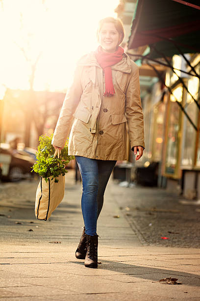 responsable de compras mediante una bolsa reutilizable de comestibles - berlin germany germany urban scene shopping bag fotografías e imágenes de stock