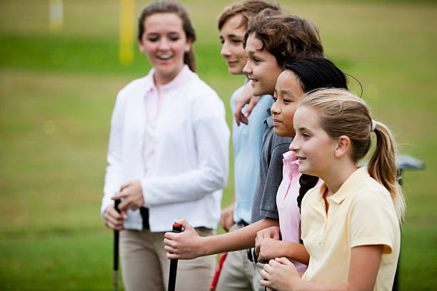 grupo de niños en el campo de práctica de golf - sc0529 fotografías e imágenes de stock