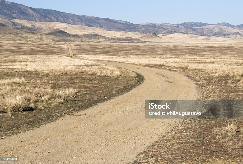 Carretera de tierra cerca de San Andreas fallo en el sur de California - Foto de stock de California libre de derechos