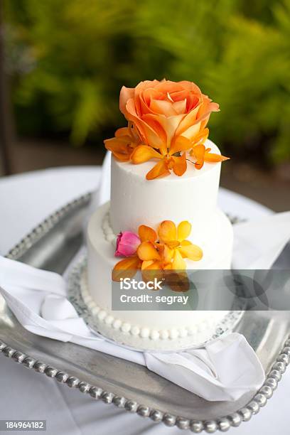 Hochzeitstorte Dekoriert Mit Blumen Stockfoto und mehr Bilder von Hochzeitstorte - Hochzeitstorte, Backen, Blume