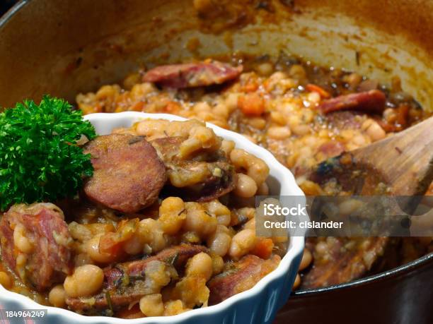 Cazuela De Habichuelas Y Carnes Foto de stock y más banco de imágenes de Cazuela de habichuelas y carnes - Cazuela de habichuelas y carnes, Carne, Cazuela