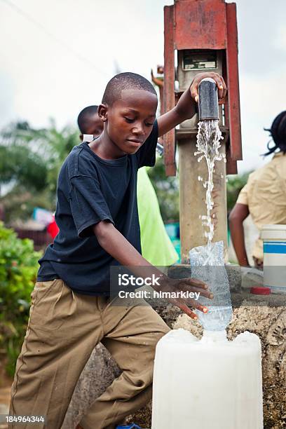 Африканский Мальчик В Водяной Насос — стоковые фотографии и другие картинки Вода - Вода, Африка, Водяной насос