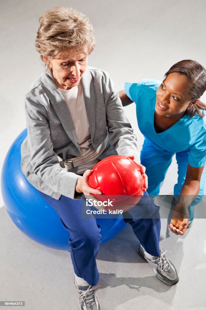 Mulher sênior e fisioterapeuta usando bolas de ginástica - Foto de stock de Terapia Ocupacional royalty-free