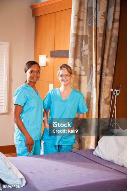 Healthcare Arbeiter Im Krankenhaus Zimmer Stockfoto und mehr Bilder von Krankenschwester - Krankenschwester, Afrikanischer Abstammung, Afro-amerikanischer Herkunft