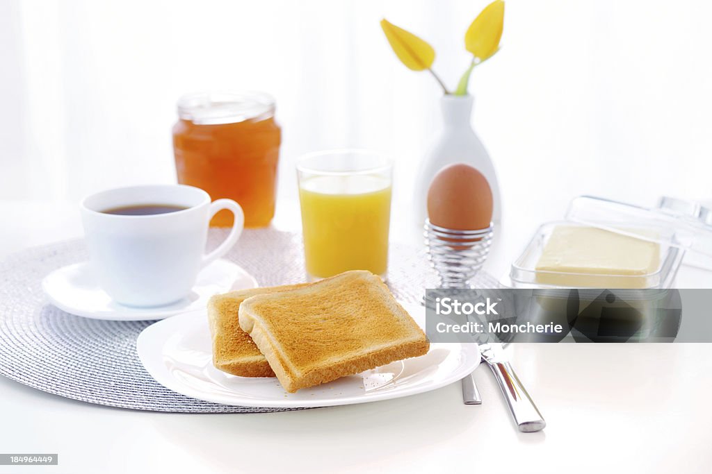 table de petit déjeuner - Photo de Jus d'orange libre de droits